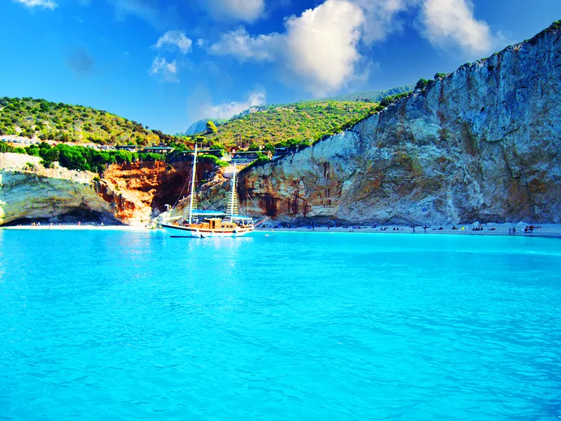 Faleza albă de la Porto Katsiki, Lefkada, în plin sezon