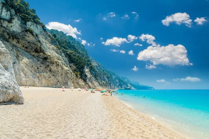 Plaja Egremni din Lefkada, cu apa ei albastru intens