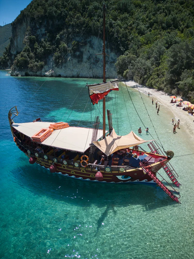 Tur cu barca din Nidri spre insulele Meganisi și Skorpios