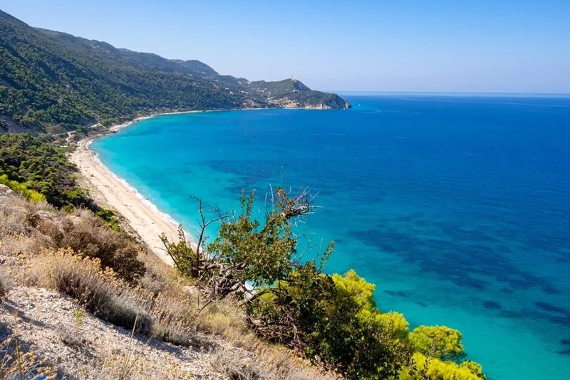 Plaja Pefkoulia văzută de sus, pe coasta de vest a insulei Lefkada