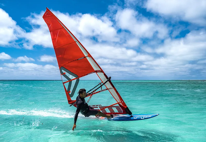Vele de windsurf în golful Vasiliki, în sudul insulei Lefkada